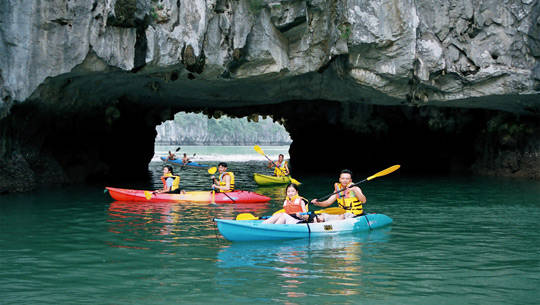 Chèo thuyền kayak vịnh Hạ Long - iVIVU.com