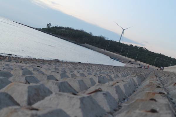 Một chiếc quạt gió trên đảo nhìn từ phía bờ kè Ngũ Phụng. Ảnh: Khoa Trần