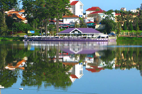 Thủy Tạ là một trong những công trình kiến trúc độc đáo và lâu đời của Đà Lạt. Ảnh: vietnamairlinestickets