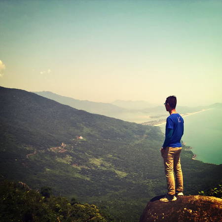 Từ trên đỉnh đèo, bạn có thể nhìn toàn cảnh vịnh Lăng Cô. Ảnh: Tiểu Duy