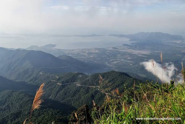 Tầm nhìn từ Vọng Hải Đài trong vườn quốc gia Bạch Mã. Ảnh: vietnamvoyagesblog