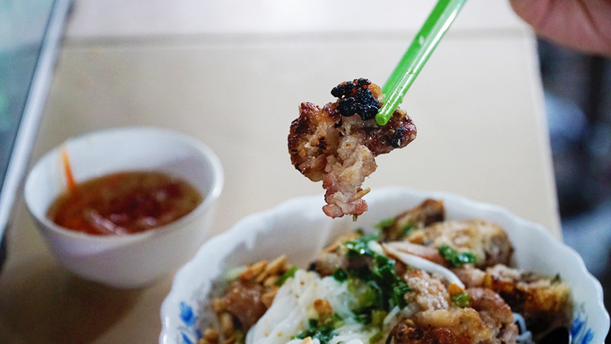 5 hàng bún thịt nướng luôn tấp nập khách ở Sài Gòn
