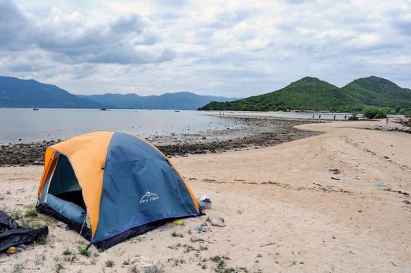 Những người thích qua đêm trên đảo có thể thuê lều ngủ giữa thiên nhiên, đón bình minh trên đảo.