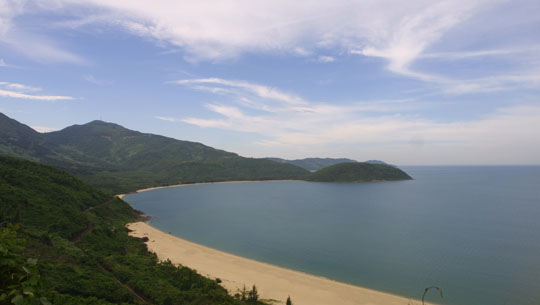 Vòng cung tiếp giáp rừng và biển tuyệt đẹp của bán đảo Sơn Trà.