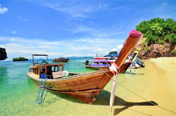 Phuket, Thái Lan: Đây là một trong những hòn đảo thiên đường của Thái Lan, thu hút rất nhiều khách du lịch trên thế giới. Nhiều trang tư vấn du lịch bình chọn Phuket là điểm đến giá rẻ cho khách du lịch bụi với trải nghiệm tắm nắng và món pad Thái ngon nhất. Tuy nhiên, nơi đây lại quá đông đúc. Gợi ý thay thế cho bạn là đảo Phú Quốc, Việt Nam. Hòn đảo nằm khá xa đất liền, bao quanh là những bờ biển cát trắng. Du lịch Phú Quốc hiện chưa quá phát triển và là nơi lý tưởng cho du khách thích nghỉ dưỡng.