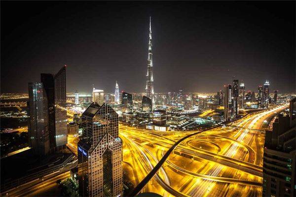 Dubai, UAE: Thành phố Dubai nổi tiếng thế giới với các trung tâm thương mại xa hoa, xây bằng đá cẩm thạch và những tòa nhà chọc trời, đạt kỷ lục thế giới. Tuy nhiên với nhiệt độ cháy da, các bữa ăn đắt đỏ và thiếu văn hóa đặc trưng khiến nhiều du khách ước mình chưa từng bỏ ra hàng chục giờ bay để đến đây. Khi đó, lựa chọn thay thế cho bạn là Thượng Hải, Trung Quốc. Ngoài các nhà hàng sang trọng gắn sao Michelin, nơi đây còn rất phong phú về điểm đến văn hóa như các bảo tàng nghệ thuật. Bạn cũng có thể bắt đầu hành trình khám phá Thượng Hải bằng việc thưởng thức đồ uống trên tầng thượng, ngắm đường chân trời Phố Đông, đến một câu lạc bộ trên bến Thượng Hải, rồi kết thúc với vài chiếc bánh bao xiaolongbao lúc đêm khuya.