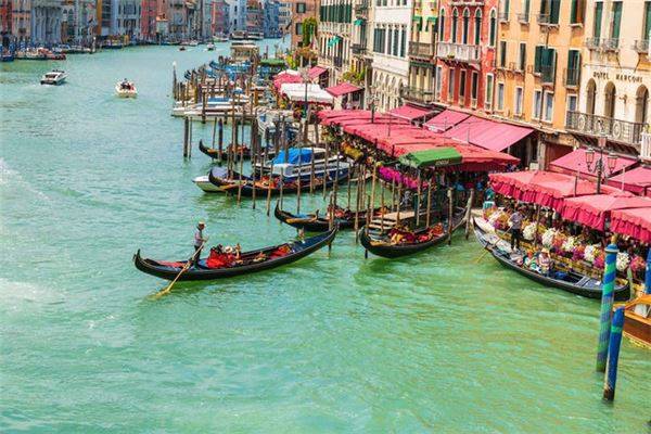 Venice, Italy: Các con kênh ở Venice có thể là một trong những điểm đến được thổi phồng nhất thế giới. Một chuyến du ngoạn bằng thuyền gondola đi qua các dòng nước bị ô nhiễm thường được mô tả thơ mộng, trong khi đó du khách phải trả 110 USD cho 40 phút trải nghiệm. Nếu bạn vẫn muốn tham quan Italy, hãy chọn bờ biển Amalfi chạy dọc phía Nam bán đảo Sorrentine. Các vách đá dựng đứng và màu nước xanh rực rỡ cũng đủ để bạn quên đi chuyến đi thuyền gondola đắt đỏ. Hãy chọn đi vào mùa thấp điểm (tháng 5-6 hoặc 9-10) và lên kế hoạch dừng ở Positano, Ravello, Sorrento và Amalfi.