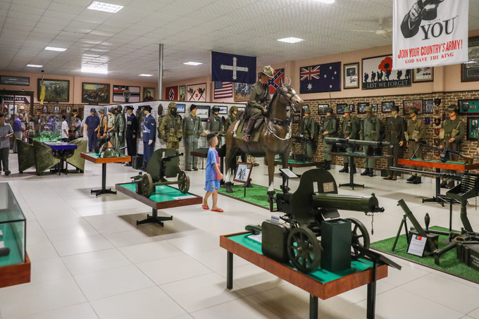 Bảo tàng trưng bày khoảng 2.500 hiện vật là vũ khí, trang phục quân đội các nước. Chủ nhân chia bảo tàng thành các khu như không gian trưng bày từ thời kỳ cổ đại đến trung cổ, quân đội châu Âu, vũ khí thời hiện đại.  Năm 2011, Trung tâm sách kỷ lục Việt Nam xác lập đây là bảo tàng vũ khí cổ tư nhân lớn nhất Việt Nam.