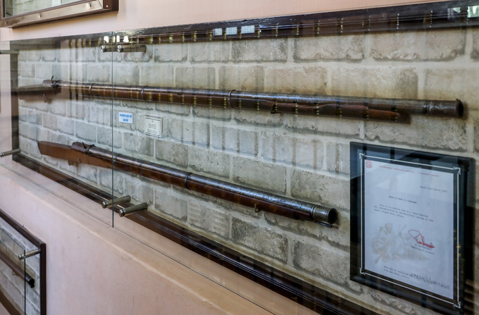 Hai khẩu súng Arquebus của người Ấn Độ có từ thế kỷ 18, dài gần 3 m, là súng dài nhất trưng bày tại bảo tàng. Súng nặng 14 kg nên khi bắn phải gác lên tường thành và mỗi lần bắn chỉ được một viên đạn.
