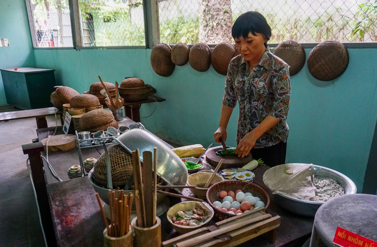 Ngoài giá trị lịch sử, những hiện vật, mô hình trong quán còn giới thiệu đến du khách nếp sống, phong cách ẩm thực của người dân Sài Gòn trước kia.