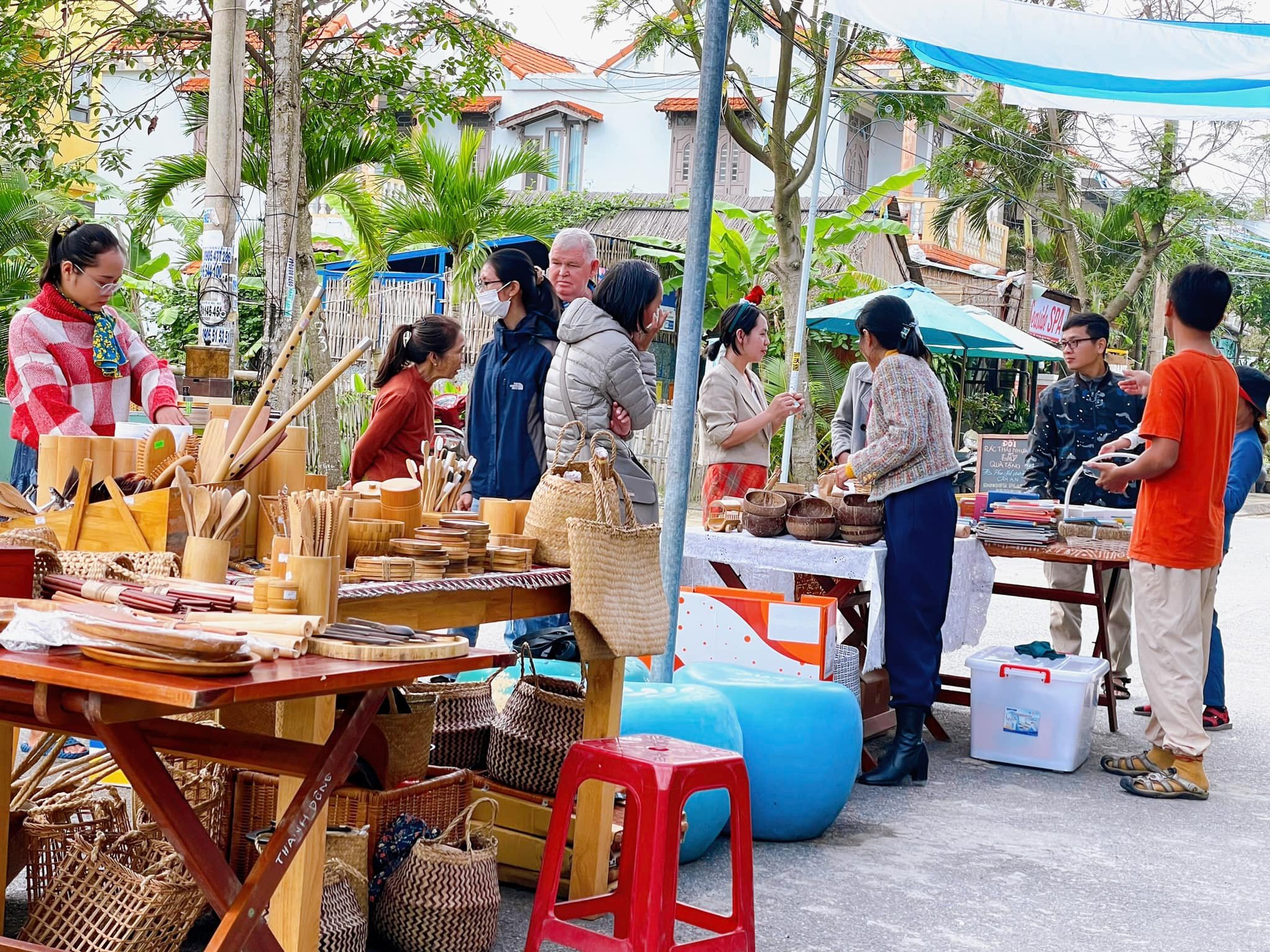 Phiên chợ họp trong một đoạn đường  Nguyễn Phan Vinh, bãi biển Tân Thành, Hội An.