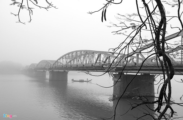 Cầu Trường Tiền như thường lệ hiện lên lãng mạn với làn sương mờ cùng con thuyền của ngư dân đánh bắt cá nhẹ trôi trên sông Hương.