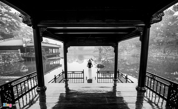Hình ảnh những nữ sinh áo dài trắng nhẹ bước trên cầu Trường Tiền là hình ảnh đầy chất thơ trong những sáng mờ sương.