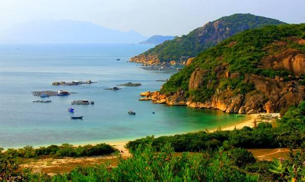 Một góc hoang sơ của đảo Bình Ba. Ảnh: Vietnamplaces.info