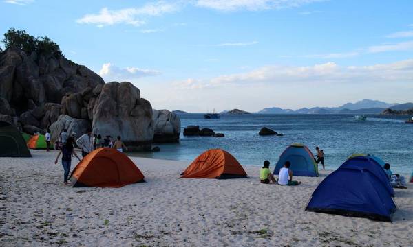 Cắm trại và ngủ trên bãi biển là một trải nghiệm rất tuyệt vời ở Bình Ba. Ảnh: dzswba.com