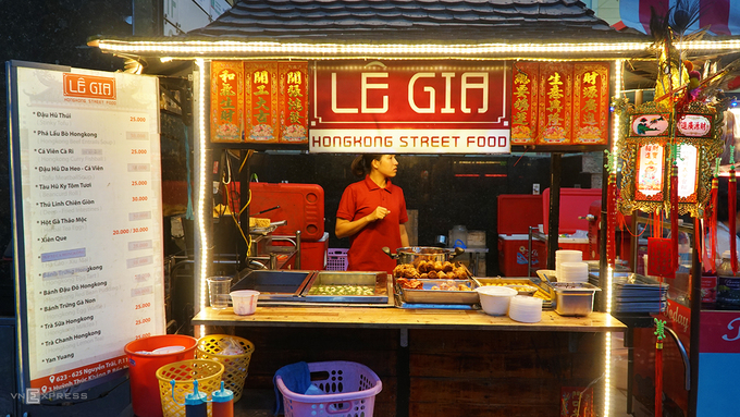 Quán trên đường Nguyễn Trãi, quận 5 là một trong những địa chỉ nổi tiếng ở TP HCM chuyên phục vụ món ăn nặng mùi này. Quán mở cửa đã hơn 3 năm, chỉ phục vụ khách từ 18h mỗi ngày.