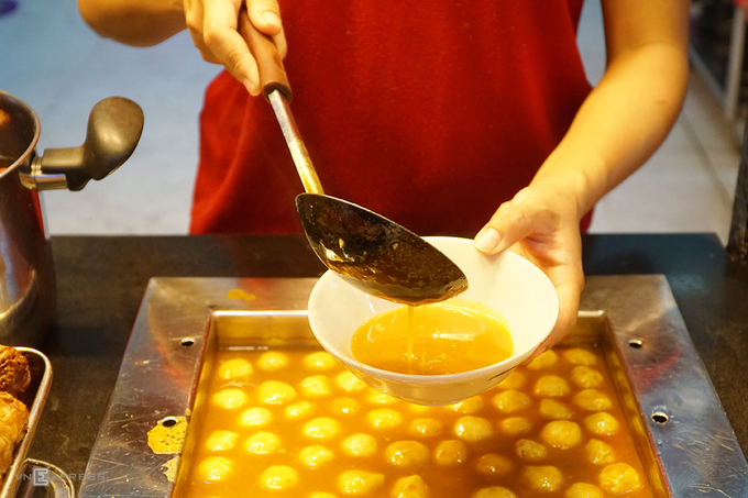 Địa chỉ này chuyên phục vụ các món ăn đường phố ở Hong Kong nhưng nổi tiếng và đắt khách nhất vẫn là đậu hũ thối.
