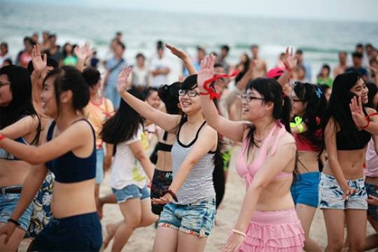 Nữ sinh mặc bikini nhảy trên biển Đà Nẵng - Cùng iVIVU