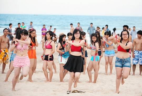 Nữ sinh mặc bikini nhảy trên biển Đà Nẵng - Cùng iVIVU