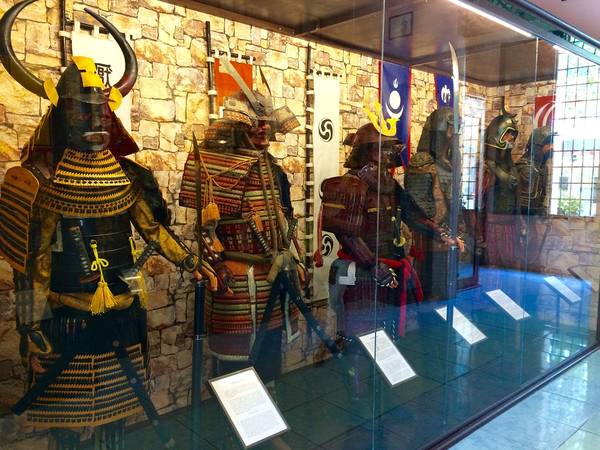 Trang phục và vũ khí của Shogun - Nhật (góc trái).