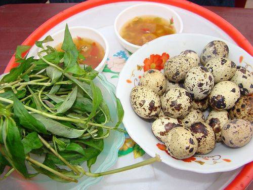 Du lịch Hà Nội - Trứng cút lộn có kích thước nhỏ hơn nhiều so với trứng vịt lộn và thường ăn cùng nước chấm ốc. Ảnh: MonngonHanoi.com.