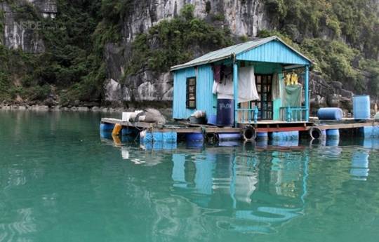 Nhà nổi trên mặt nước vịnh ở Vung Viêng