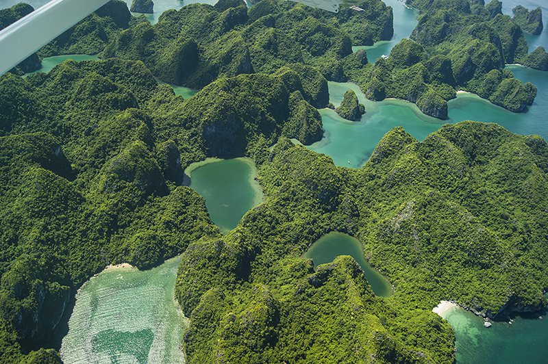 Những hình ảnh đẹp đến mức “nghẹt thở” của Vịnh Hạ Long từ trên cao. Ảnh: seaplanes.vn