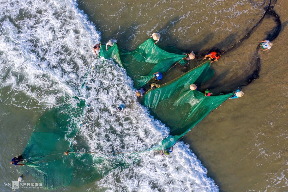 Những ngư dân, chủ yếu là đàn ông căng mình kéo lưới với đôi bàn tay thoăn thoắt và những bước chân chịu lực trên các làn sóng dạt vào bờ.