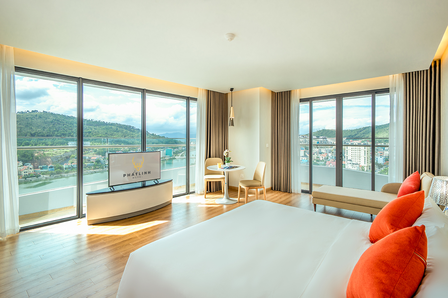 Ngắm nhìn khung cảnh kì vĩ của miền di sản từ khách sạn Phát Linh Hạ Long