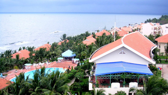 Resort san sát nhau ở bãi biển phục vụ nghỉ dưỡng và du lịch Phú Quốc
