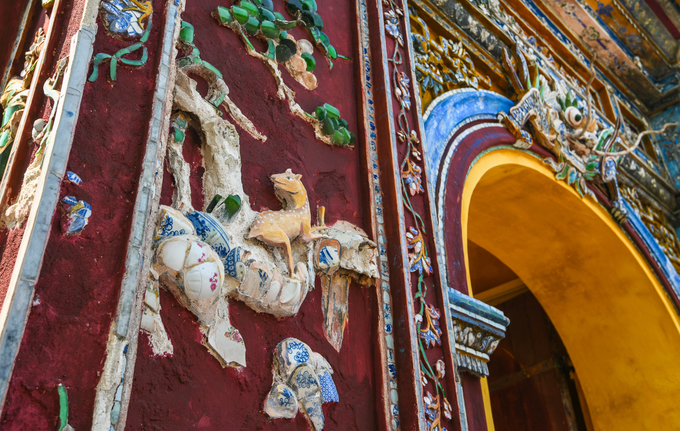 Một tour tham quan kinh thành Huế có hướng dẫn viên sẽ kết thúc tại cổng Hiển Nhơn, một trong bốn cánh cổng dẫn vào Đại Nội Huế, nằm ngay gần Phủ Nội Vụ. Trong ảnh là những chi tiết đắp ghép bằng mảnh sành đặc trưng trong cách trang trí tại Đại Nội mới được trùng tu.