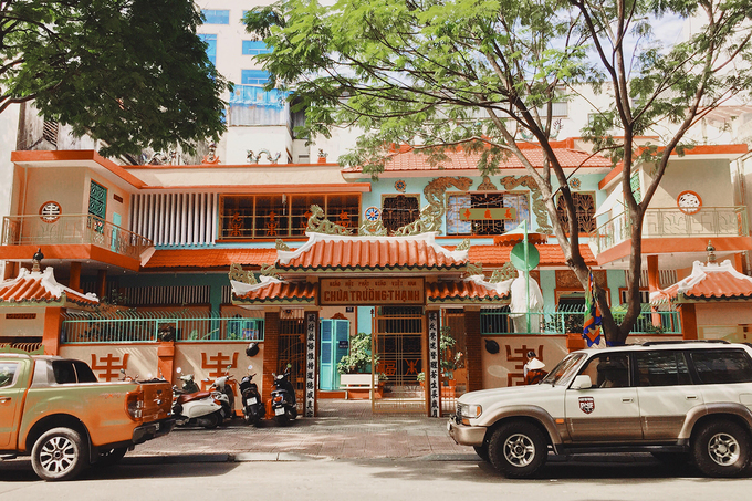 Ngôi chùa màu sắc rực rỡ 100 năm tuổi giữa Sài Gòn