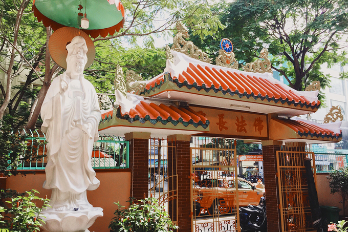 Ở sân trước đặt tượng Quán Thế Âm Bồ Tát. Cổng tam quan có các chi tiết quen thuộc mang hình ảnh con rồng Việt, bánh xe luân hồi.