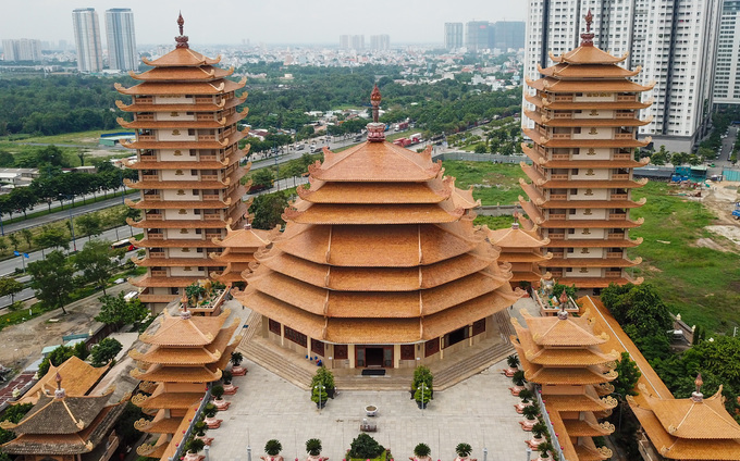 Pháp viện nằm ở khu đất rộng hơn 37.000 m2, với nhiều công trình, nổi bật là 4 bảo tháp cao ở bốn góc, giữa là khu chánh điện.  Tháng 5/2019, Hội Kỷ lục gia Việt Nam đã xác lập 4 kỷ lục tại Pháp viện gồm: Ngôi tịnh xá có bốn bảo tháp lớn nhất Việt Nam, bảo tháp bằng gỗ thờ Phật trong chánh điện lớn nhất, nơi tổ chức Đại lễ kỷ niệm 60 năm Đức tổ sư Minh Đăng Quang vắng bóng lớn nhất và nơi diễn ra Lễ khất thực cổ Phật lớn nhất.  Hai bảo tháp còn lại mang tên Hồng Ân, Tứ Ân. Hai tháp có hình tứ giác, gồm 13 tầng, cao 49 m, dùng để thờ linh cốt của chư Tăng và Phật tử.