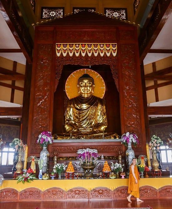 Bên trong chánh điện với kết cấu chính bằng gỗ, được điêu khắc hoa văn tinh xảo.  Chính giữa là một bảo tháp bằng gỗ cao 13 m. Bên trong tôn trí tượng Phật Thích ca bằng đồng cao 7,2 m, nặng 7,2 tấn. Công trình này được công nhận là ngôi tịnh xá có bảo tháp bằng gỗ thờ Phật trong chánh điện lớn nhất Việt Nam.