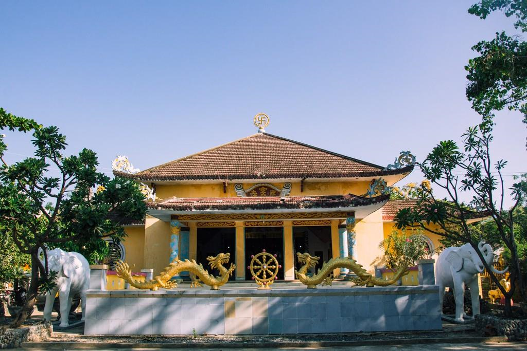 Ngôi chùa vỏ ốc ở Cam Ranh đẹp khác lạ trên báo nước ngoài