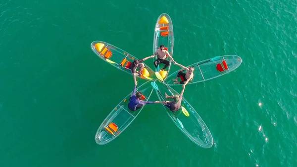 Chèo thuyền kayak bằng kính là một hoạt thú vị bạn nên thử khi đến Nha Trang. Ảnh: thanhniennews