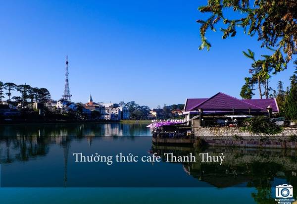 Quán nằm trên hồ Xuân Hương có vị trí tuyệt đẹp, màu tím của quán nổi bật giữa nền trời xanh biếc.