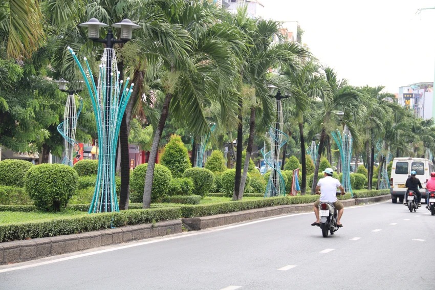 Cảnh quan xanh mát  trên đường Phan Xích Long.