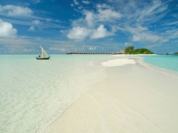 <strong>1. Đảo Cocoa, Makunufushi, Nam Malé Atoll, Maldives: </strong>Thật khó để chọn ra được bãi biển thư giãn nhất trong hàng trăm bãi biển ở 1.102 hòn đảo tại Maldives. Tuy nhiên, độc giả của tờ CN Traveler bình chọn bãi biển ở đảo Cocoa vào vị trí số 1 cho mục đích thư giãn. Nhìn từ trên cao, đảo Cocoa như một dấu gạch chéo màu trắng của cát giữa màu xanh biếc đại dương.
