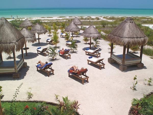 <strong>4. Punta Coco, đảo Holbox, Mexico: </strong>Holbox là một hòn đảo nhỏ tách ra từ đất liền ở bang Quintana Roo, Mexico. Bãi biển trên đảo là lựa chọn lý tưởng cho những du khách “mèo lười”, với vẻ đẹp yên bình, tĩnh lặng và nhiều bãi cát hoang sơ chưa nhiều du khách khám phá.