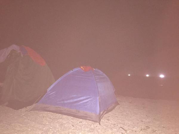 Đêm cắm trại ngủ lều ở Bãi Rạng.Các bạn có thể chuẩn bị trước hải sản để tổ chức BBQ.