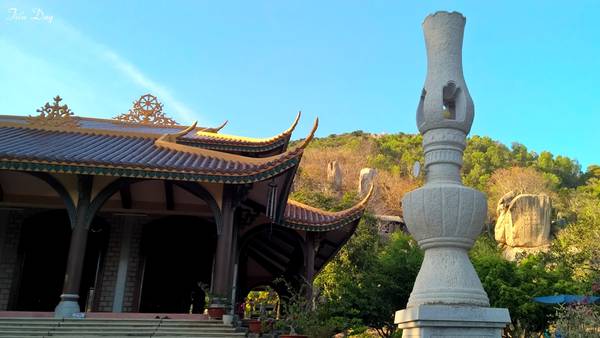 Chùa có kiến trúc đơn sơ, thờ đức Phật Thích Ca thiền định trên tòa sen. Phía trước chánh điện là hai cột đá lớn được tạc thành hình cây đèn dầu có thể thắp sáng vô cùng ấn tượng. Ảnh: Tiểu Duy