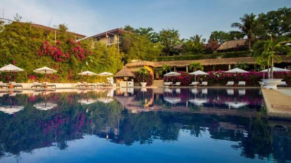 Bên cạnh những khu vườn nhiệt đới rực rỡ, Victoria Phan Thiết còn sở hữu hồ bơi Infinity tuyệt đẹp.
