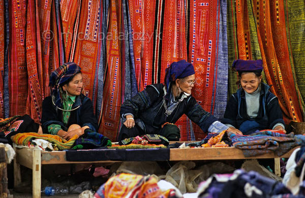 Phụ nữ H'mong Đen bán vải ở chợ Sapa