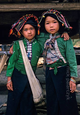 Hai cô bé người Thái Đen ở Sơn La