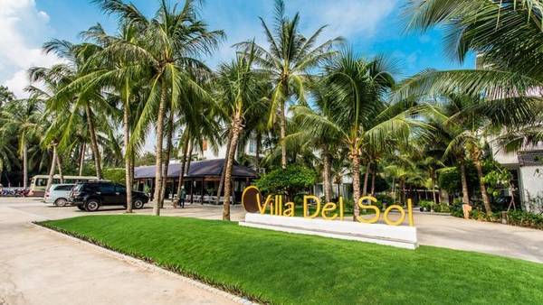 Villa Del Sol Beach Villas & Spa gây ấn tượng bởi được phủ xanh bằng những hàng dừa.