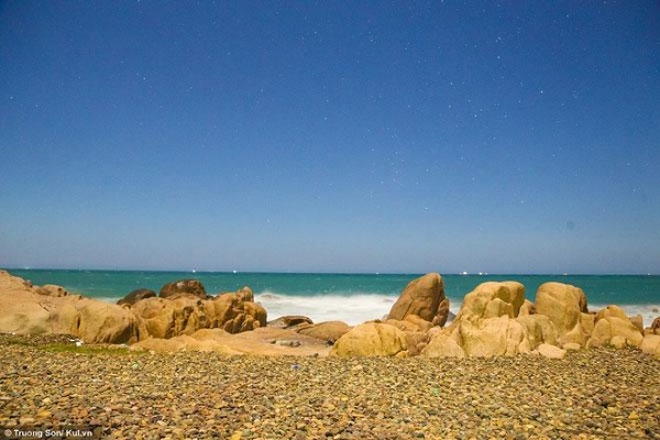 Bãi biển Cổ Thạch được nhiều người biết đến bởi cấu tạo đặc biệt của lớp đá nhiều màu.