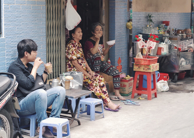 Trong khoảng nửa thế kỷ qua, uống cà phê sáng đã trở thành một nét văn hóa của người Sài Gòn. Trong đa dạng kiểu cách cà phê ở vùng đất này, thức uống của người Hoa mang nét đặc trưng khác lạ khi được kho trong ấm đất.  Chính người Hoa Chợ Lớn đã mang cách pha chế độc đáo đó sang buôn bán ở Sài Gòn. Sau này, nhiều người Việt học hỏi làm theo.