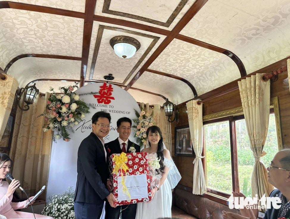 Độc đáo tiệc cưới tổ chức trên tàu cổ tuyến Đà Lạt – Trại Mát